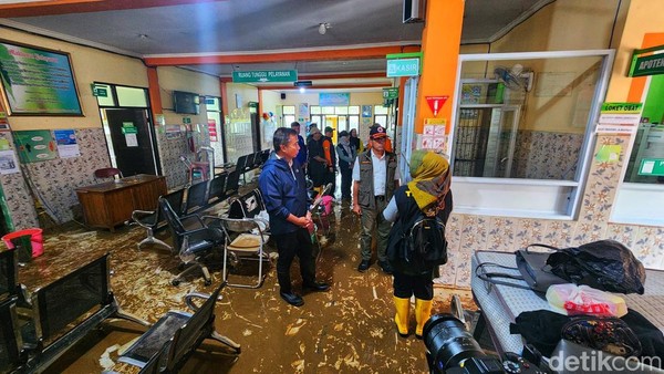 Bey Machmudin Tinjau Lokasi Banjir di Sukabumi